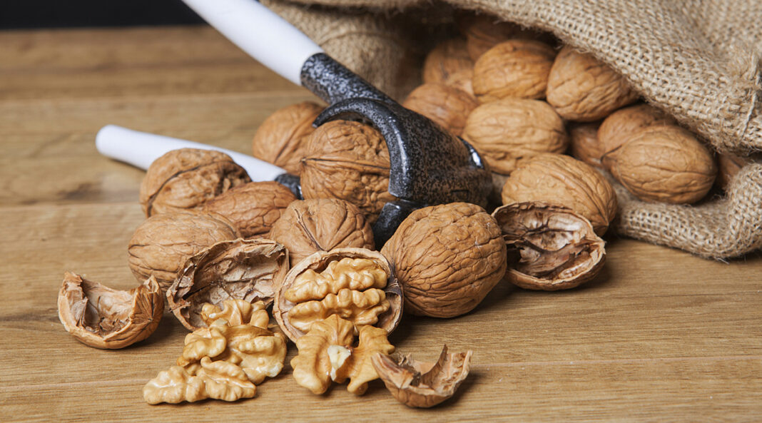 4 health benefits of walnuts and how much you should eat